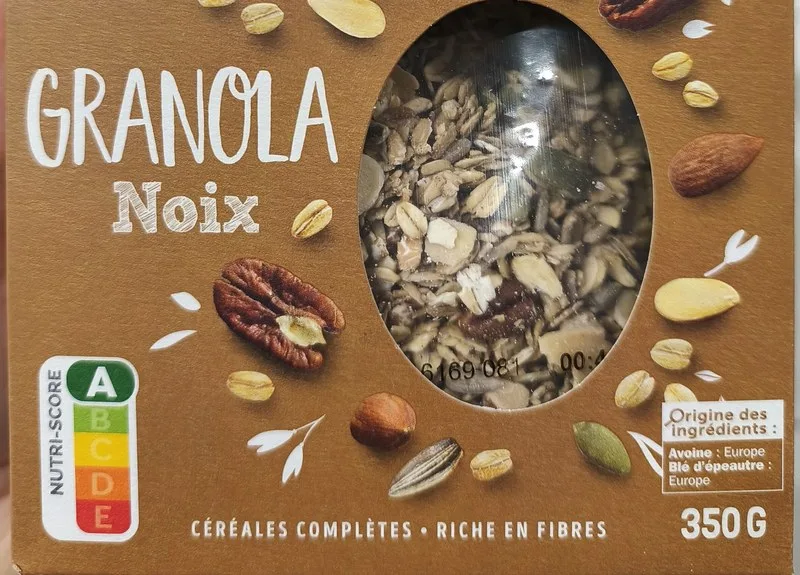 Paquet de granola aux noix de la même marque, Nutri-Score A imprimé sur l’emballage